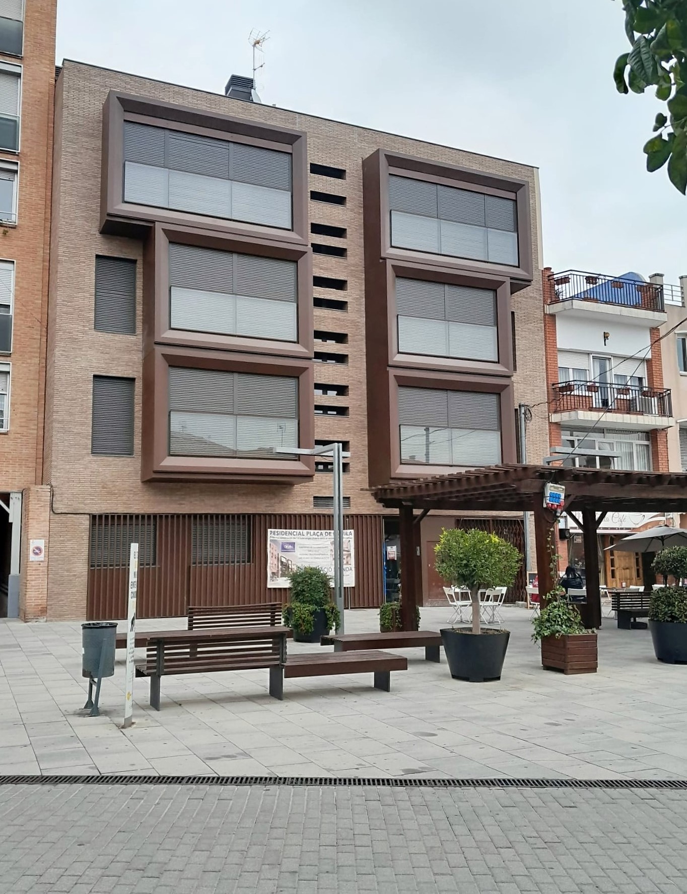 Viviendas plurifamiliares con un aspecto innovador y moderno, integrandonos en el entorno urbano y haciedo que nuestro edificio forme parte del paisaje urbano. El edificio se encuentra situado en la Plaça de la Vila.