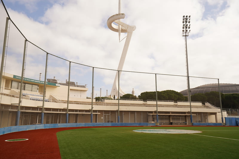 Instalación de césped en el campo municipal de Béisbol Carlos Pérez de Rozas