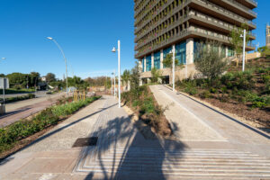 Obras de urbanización y espacio público del Parc Finestrelles en Esplugues de Llobregat ejecutadas por Voracys